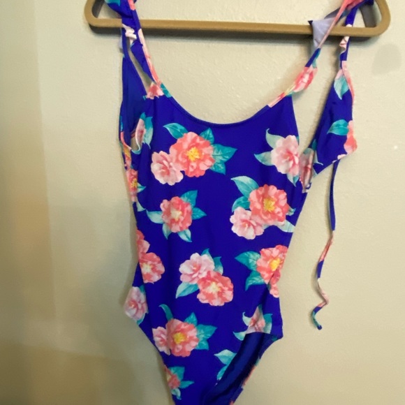 Gb floral one piece - Picture 4 of 4